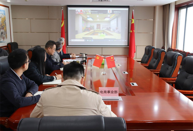 鄧華應邀出席與印尼一站式服務中心供應鏈管理公司、盈澤國際貿易（山東?。┕竞献髑⒄勛剷? class=