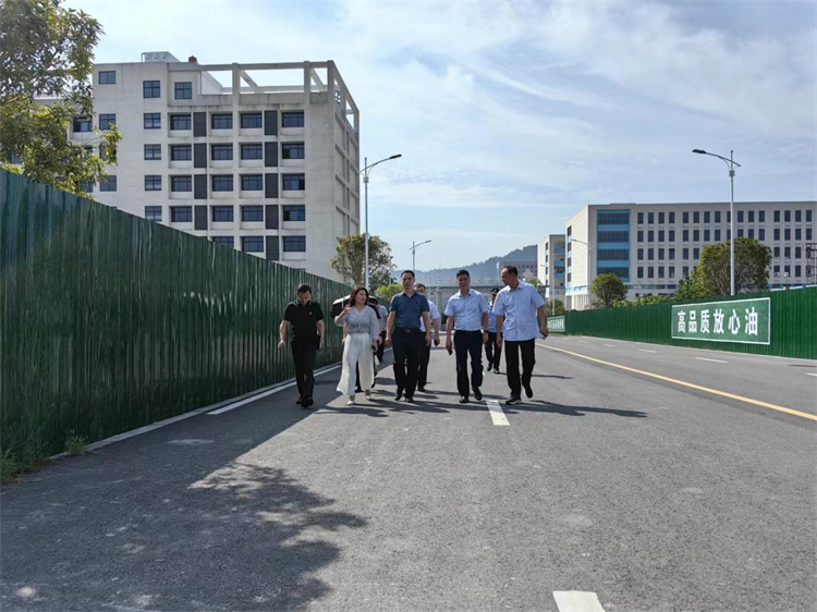 省供銷(xiāo)社二級(jí)巡視員樊治強(qiáng)一行到四川供銷(xiāo)西南冷鏈物流（達(dá)州）基地調(diào)研